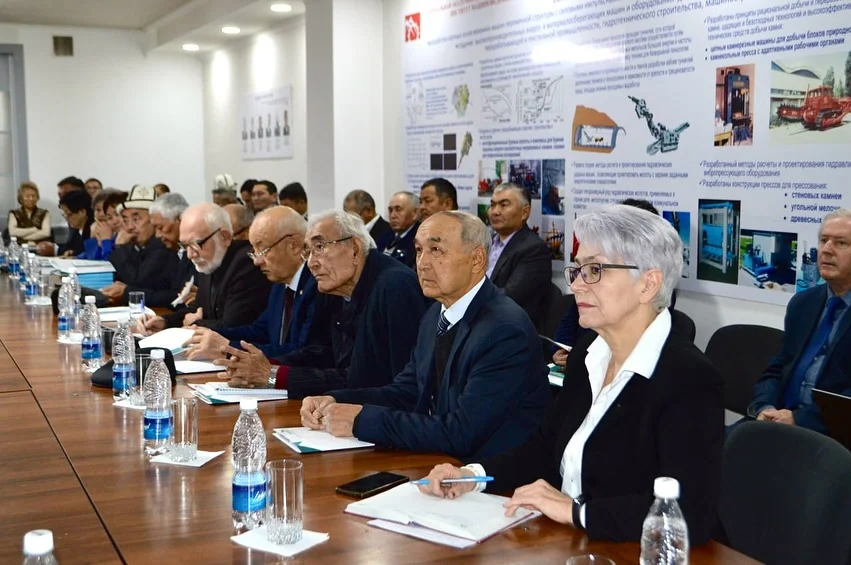 Participants at the international mechanics conference